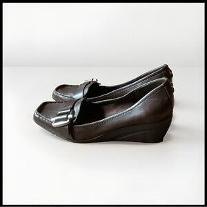Nine West size 9.5 brown leather buckle accent slip on wedge loafers